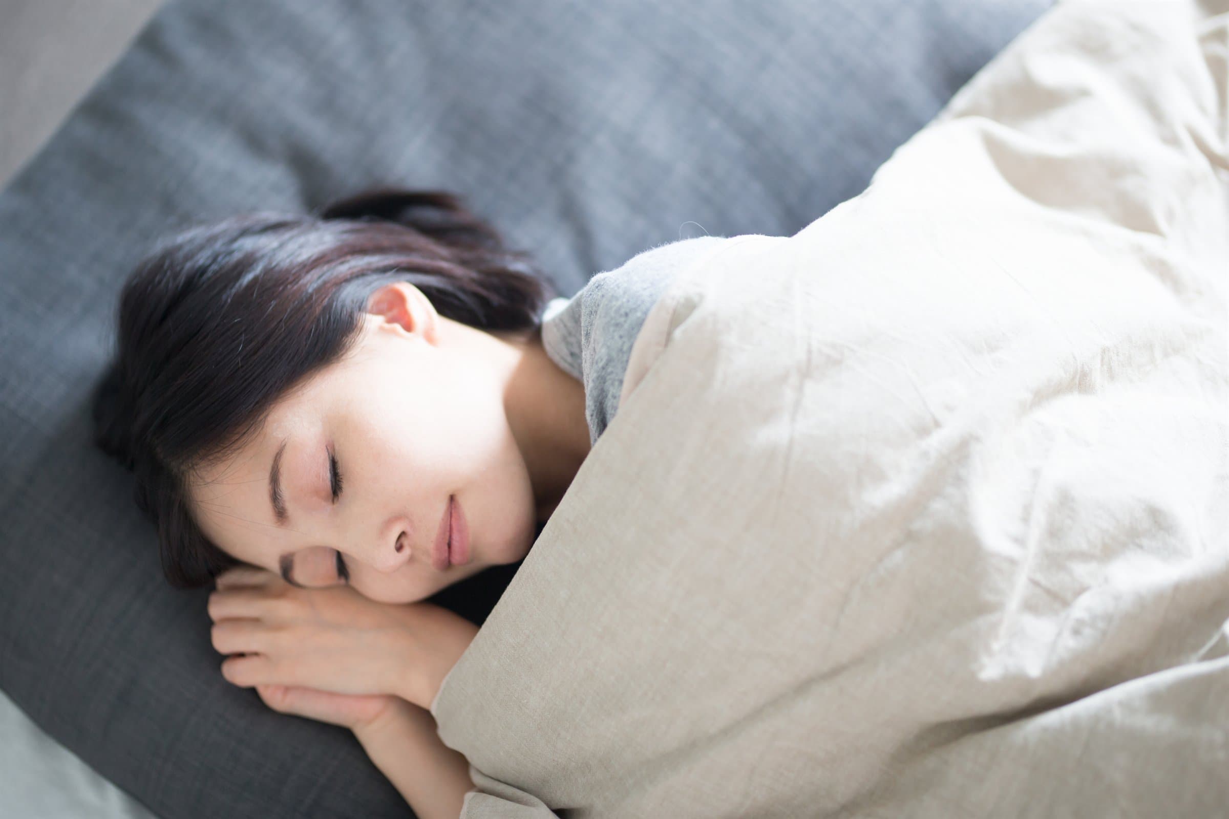 ベッドで眠る女性